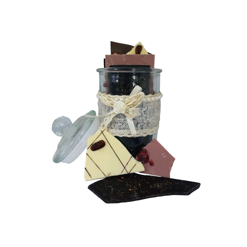 Bocal garni de morceaux de chocolat